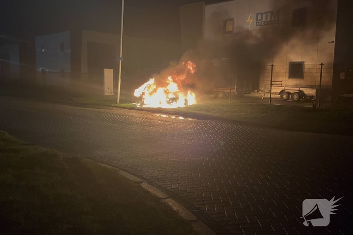Auto volledig verwoest door brand
