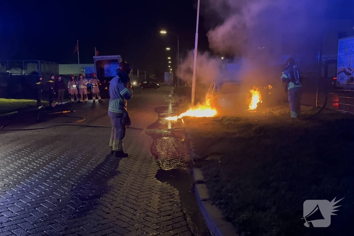 Auto volledig verwoest door brand