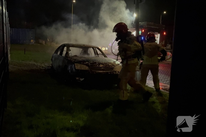 Auto volledig verwoest door brand