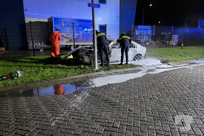 Auto volledig verwoest door brand