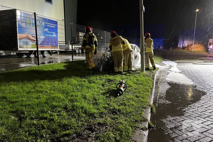 Auto volledig verwoest door brand