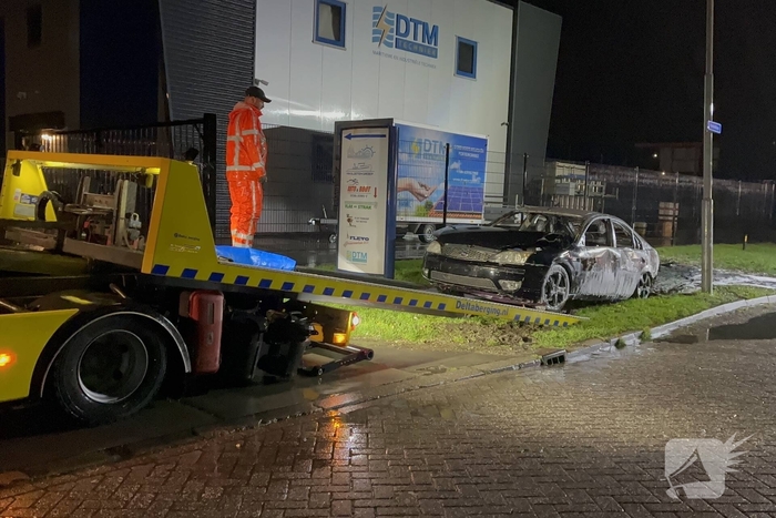 Auto volledig verwoest door brand