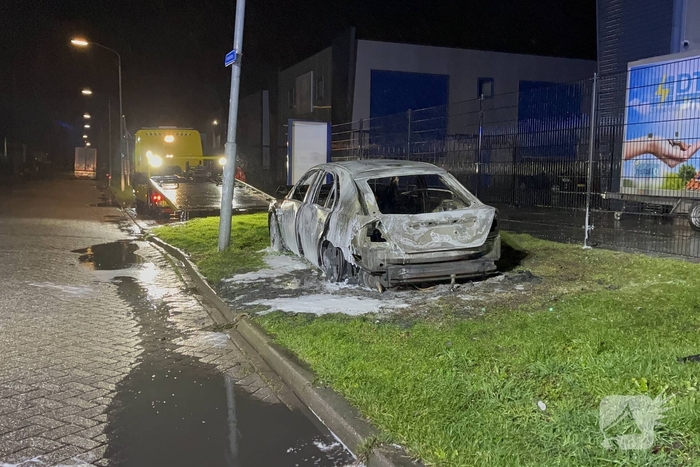 Auto volledig verwoest door brand