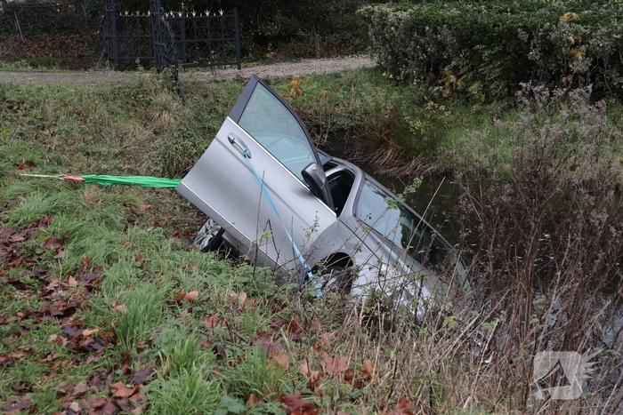 Auto komt in het water na ongeval