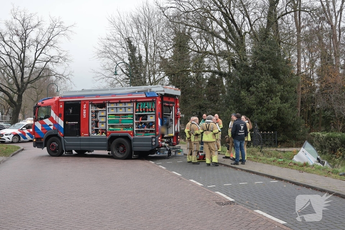 Auto komt in het water na ongeval