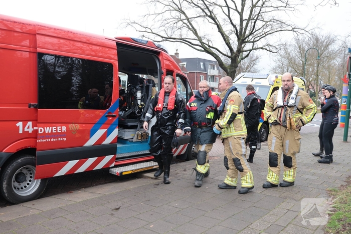 Auto komt in het water na ongeval