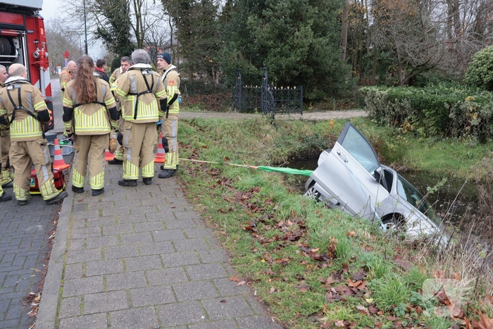 Auto komt in het water na ongeval
