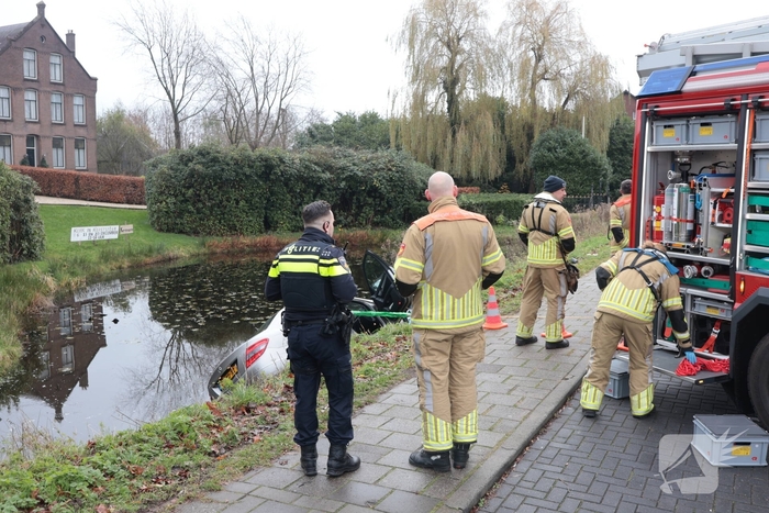 Auto komt in het water na ongeval