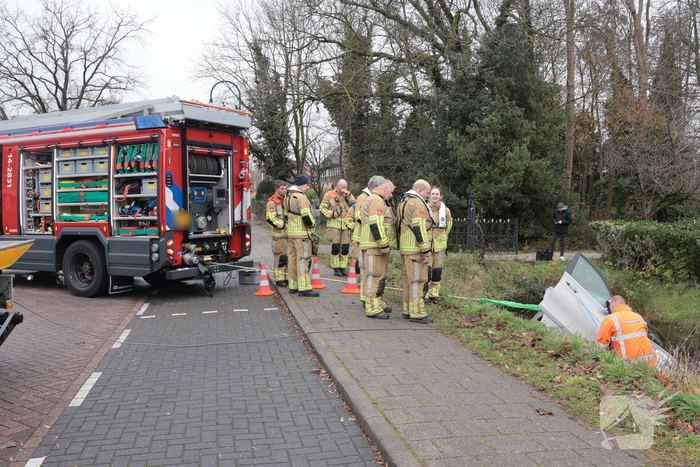 Auto komt in het water na ongeval