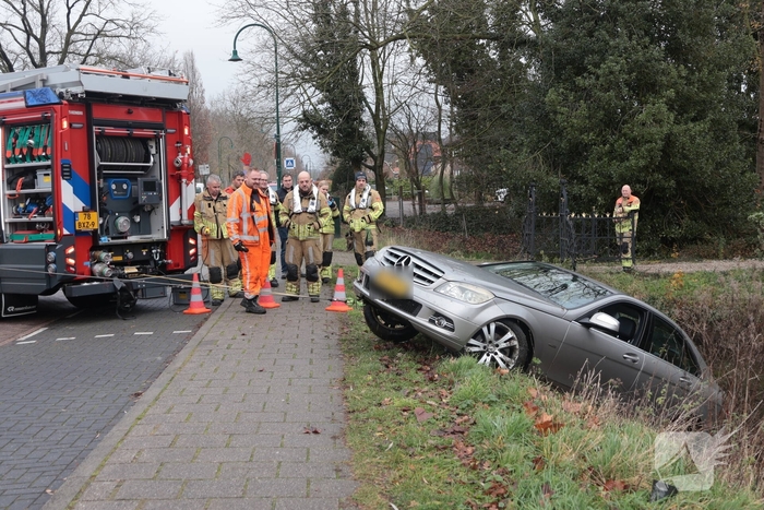 Auto komt in het water na ongeval