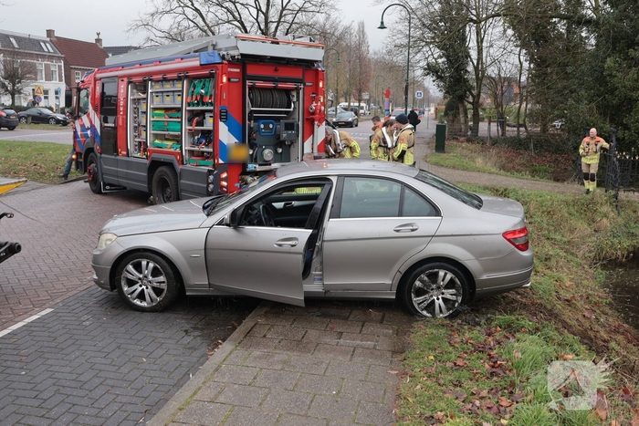 Auto komt in het water na ongeval