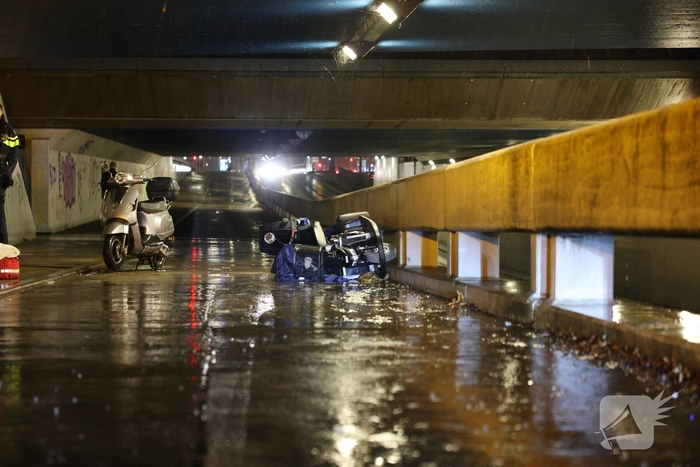 Scooter en scootmobiel botsen op fietspad