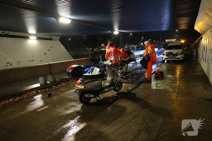 Scooter en scootmobiel botsen op fietspad