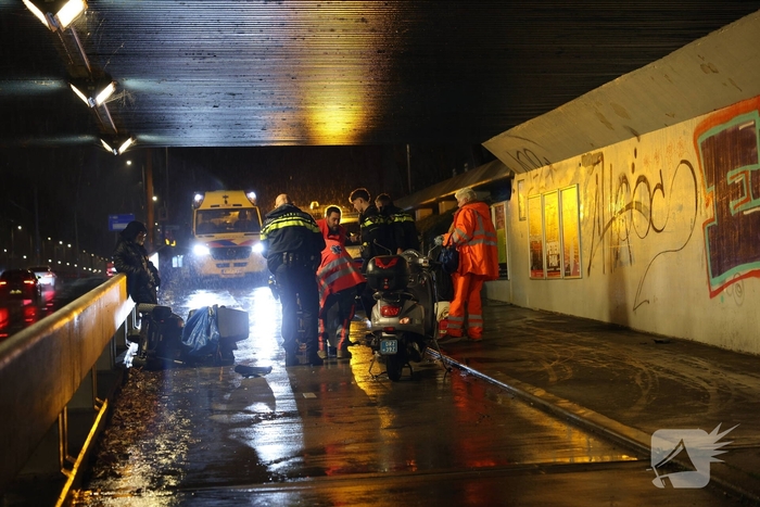 Scooter en scootmobiel botsen op fietspad
