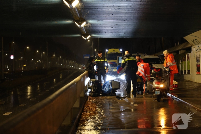 Scooter en scootmobiel botsen op fietspad