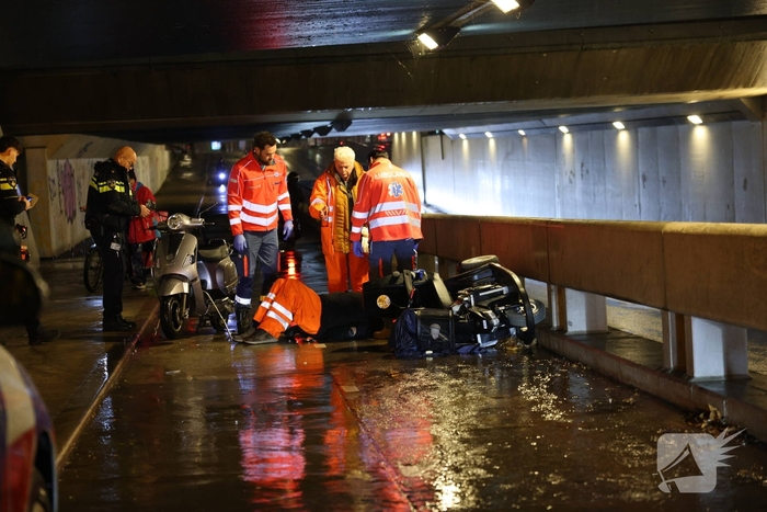 Scooter en scootmobiel botsen op fietspad