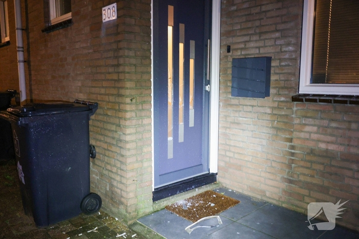Explosie bij voordeur veroorzaakt schade