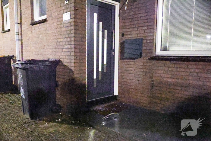 Explosie bij voordeur veroorzaakt schade