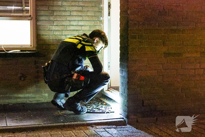 Explosie bij voordeur veroorzaakt schade