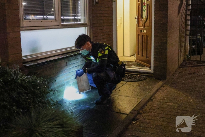 Explosie bij voordeur veroorzaakt schade