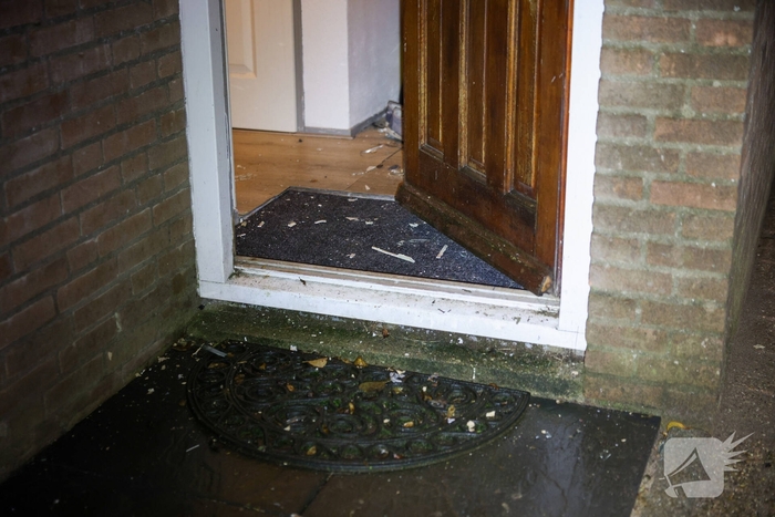 Explosie bij voordeur veroorzaakt schade