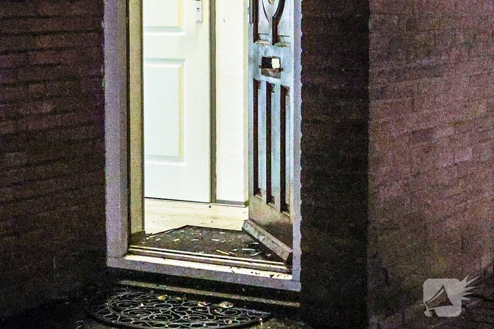 Explosie bij voordeur veroorzaakt schade