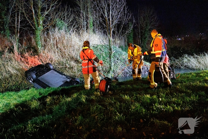 Auto te water tijdens ongeval met vier inzittenden