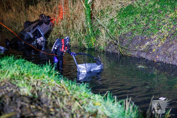 Auto te water tijdens ongeval met vier inzittenden