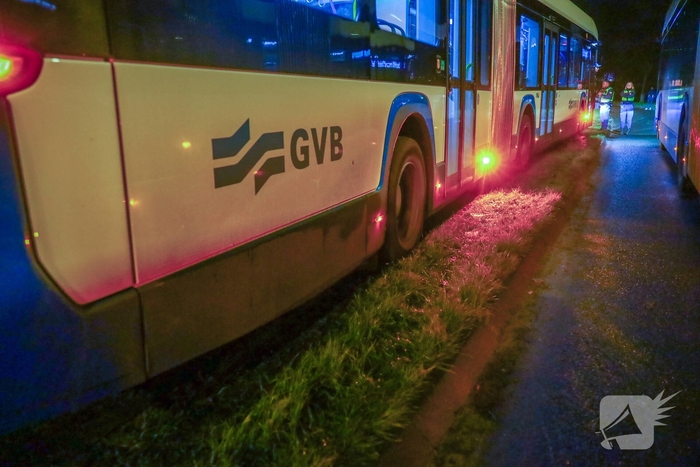 Vervangende bus raakt vast in natte berm