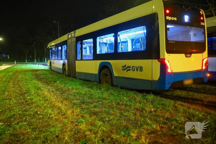 Vervangende bus raakt vast in natte berm