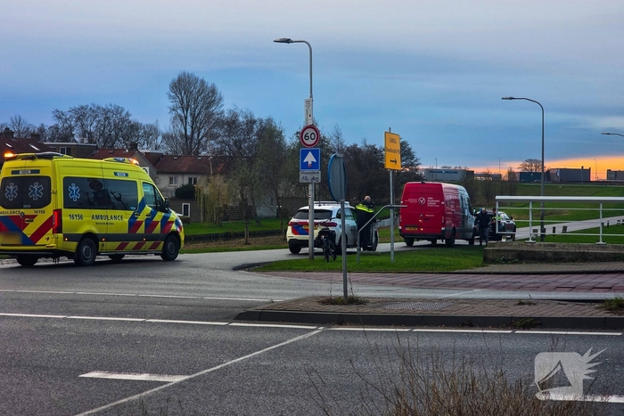 Fietster gewond bij aanrijding met bestelbus