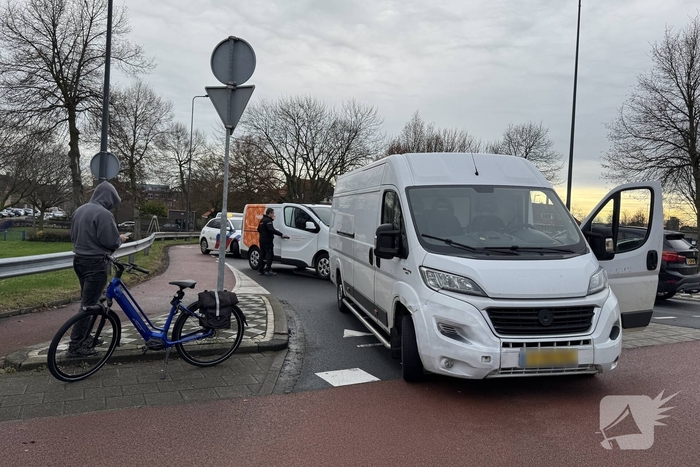 Fietser gewond bij aanrijding met pakketbezorger