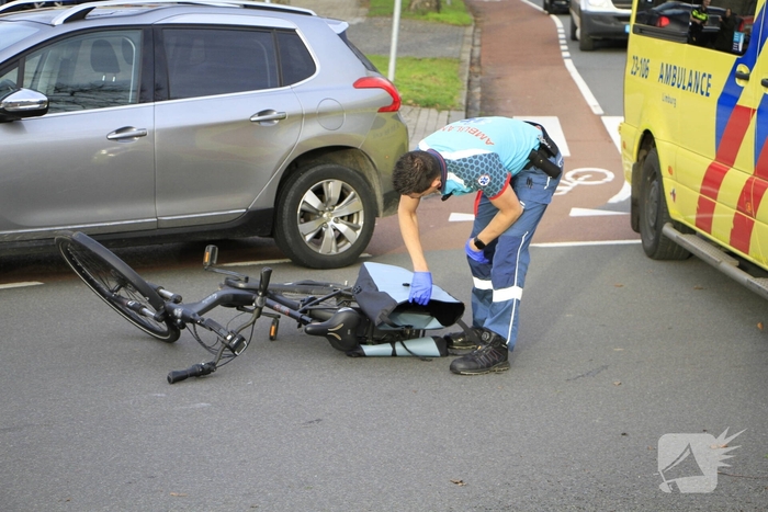 Fietsster gewond bij aanrijding op rotonde