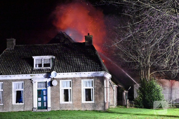 Uitslaande brand bij woonboerderij met rietendak