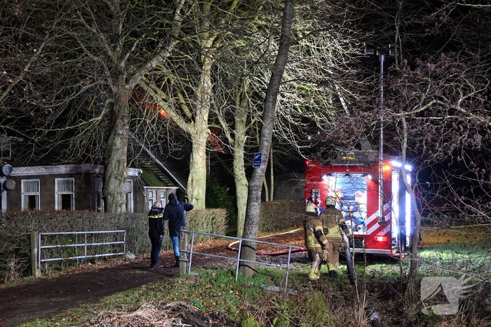 Uitslaande brand bij woonboerderij met rietendak