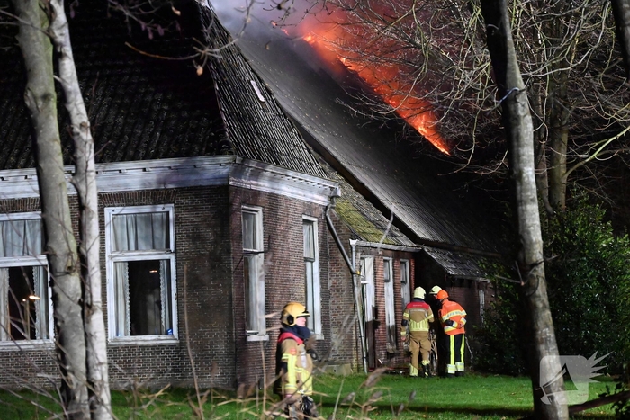 Uitslaande brand bij woonboerderij met rietendak