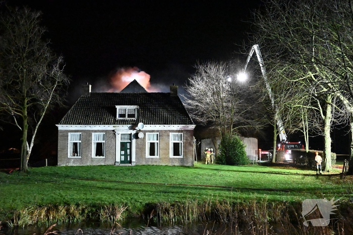 Uitslaande brand bij woonboerderij met rietendak