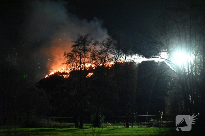Uitslaande brand bij woonboerderij met rietendak