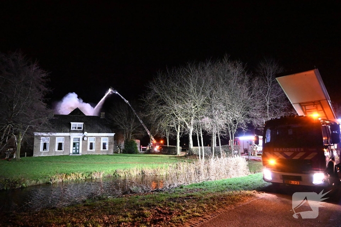 Uitslaande brand bij woonboerderij met rietendak