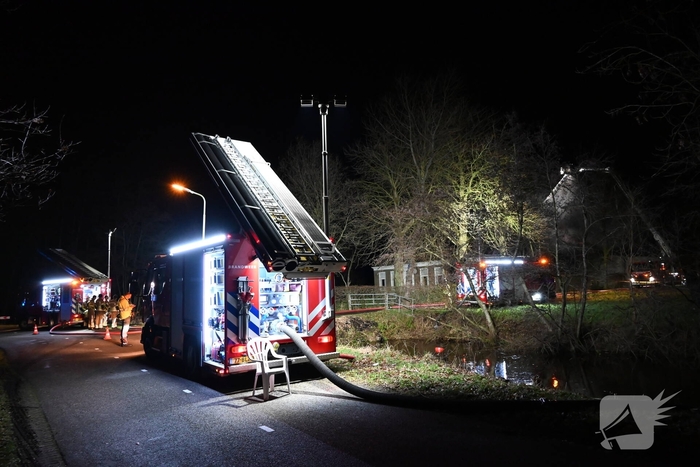Uitslaande brand bij woonboerderij met rietendak