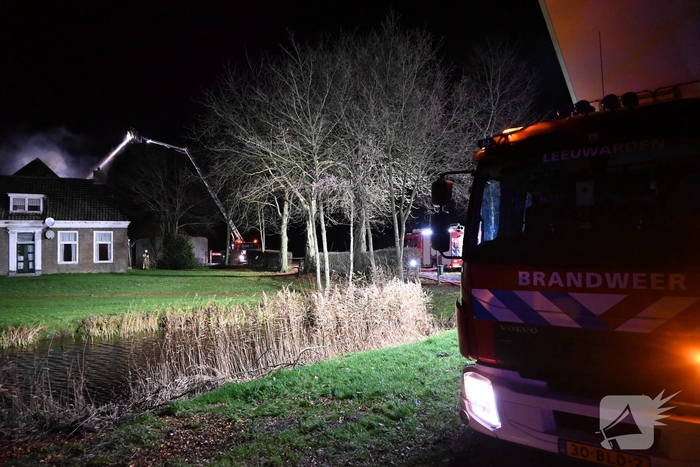 Uitslaande brand bij woonboerderij met rietendak