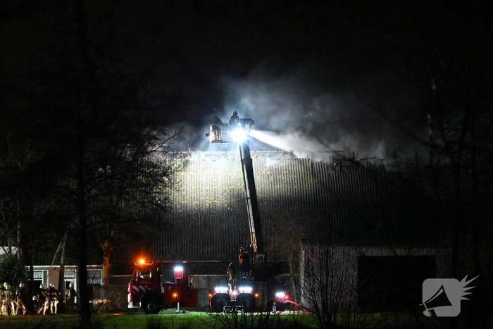 Uitslaande brand bij woonboerderij met rietendak
