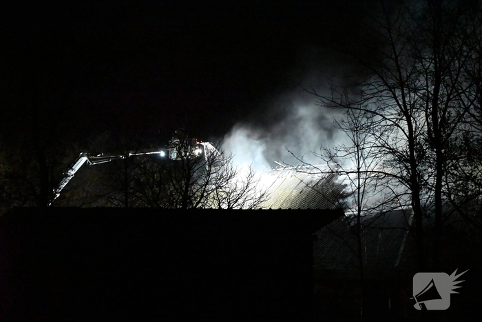 Uitslaande brand bij woonboerderij met rietendak