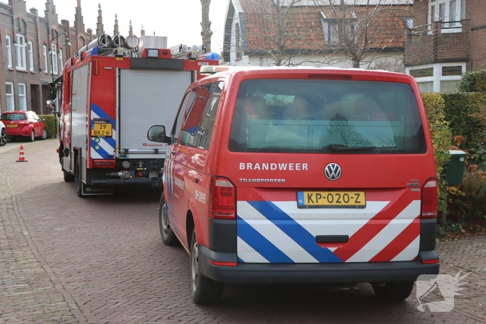Auto lekt brandstof op parkeerplaats bij school