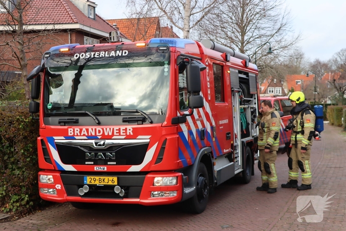Auto lekt brandstof op parkeerplaats bij school
