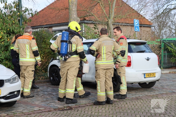 Auto lekt brandstof op parkeerplaats bij school