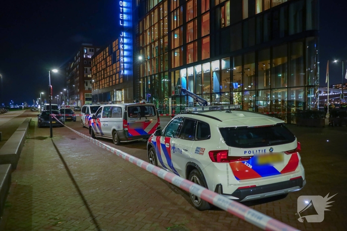 Persoon valt uit hoogbouw en wordt met spoed naar ziekenhuis vervoerd