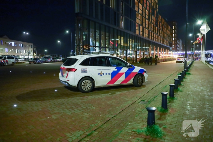 Persoon valt uit hoogbouw en wordt met spoed naar ziekenhuis vervoerd
