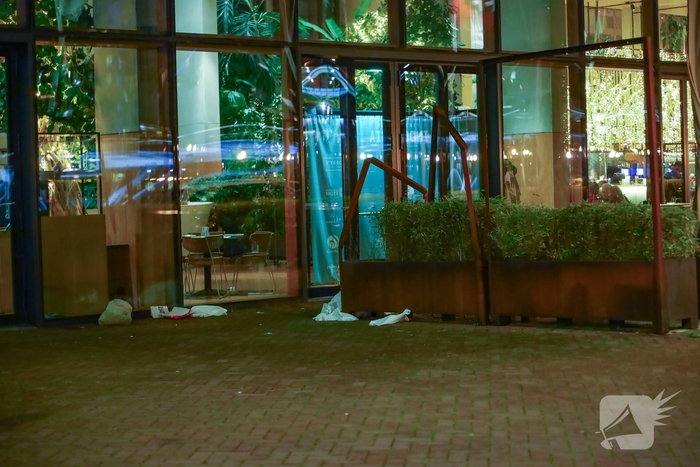 Persoon valt uit hoogbouw en wordt met spoed naar ziekenhuis vervoerd