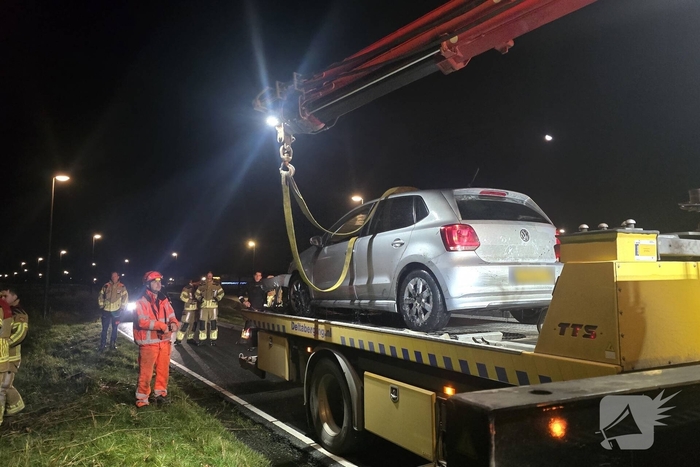 Auto te water na vlucht van bestuurder